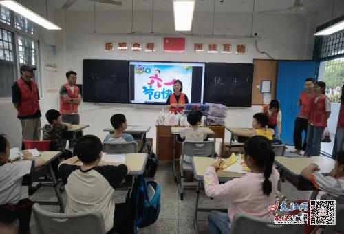 景德鎮(zhèn)市城投集團(tuán)開展關(guān)愛兒童走訪慰問活動(dòng) 圖